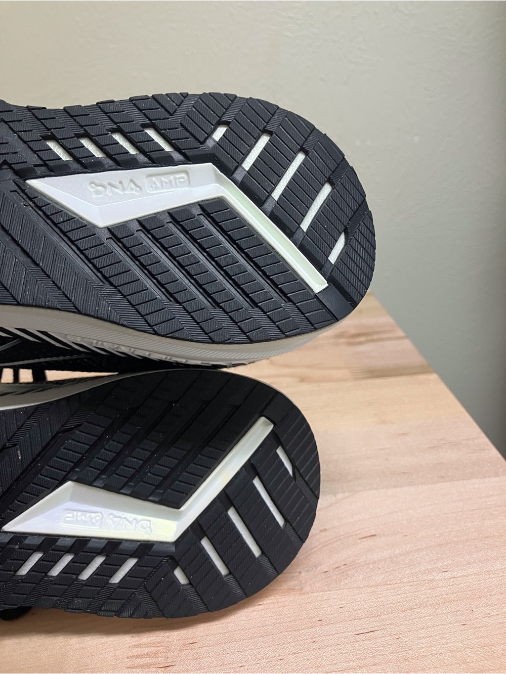 Brooks Levitate GTS Women's Black and White Running Shoes - Picture 9 of 12